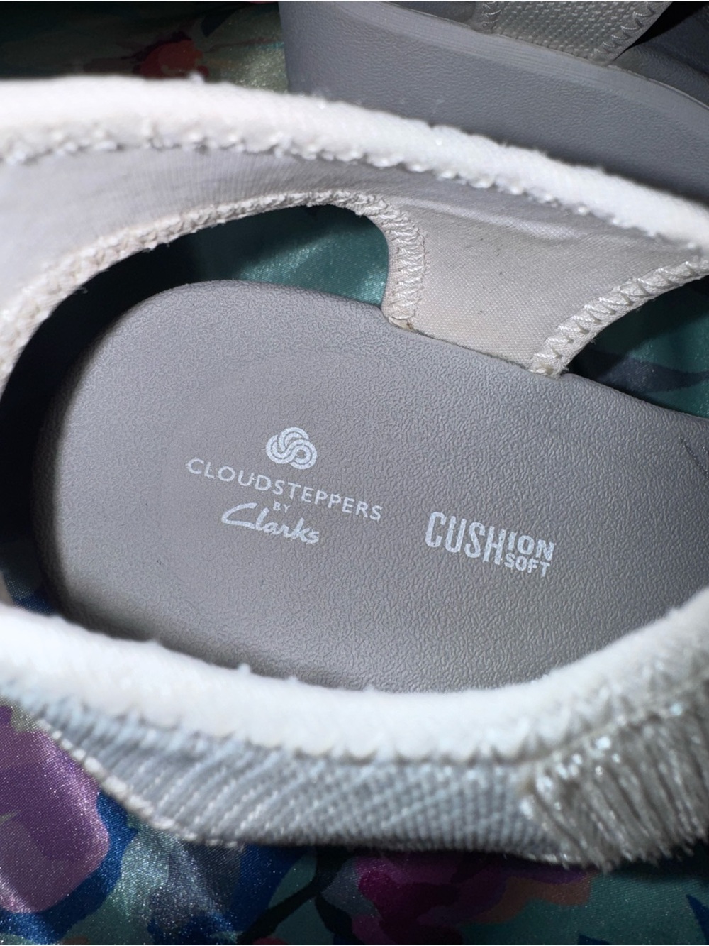 CLARKS Cloud Steppers Cushion Soft Sandals Size 8 Cream color - Picture 5 of 9